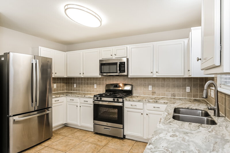 2,165/Mo, 19547 Rippling Brook Ln Tomball, TX 77375 Kitchen View 2