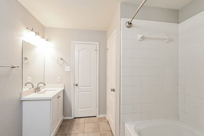 2,165/Mo, 19547 Rippling Brook Ln Tomball, TX 77375 Main Bathroom View