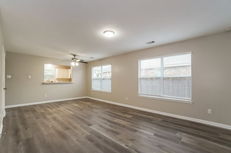 1,945/Mo, 4430 Amaryllis Ave Baytown, TX 77521 Living Room View 2