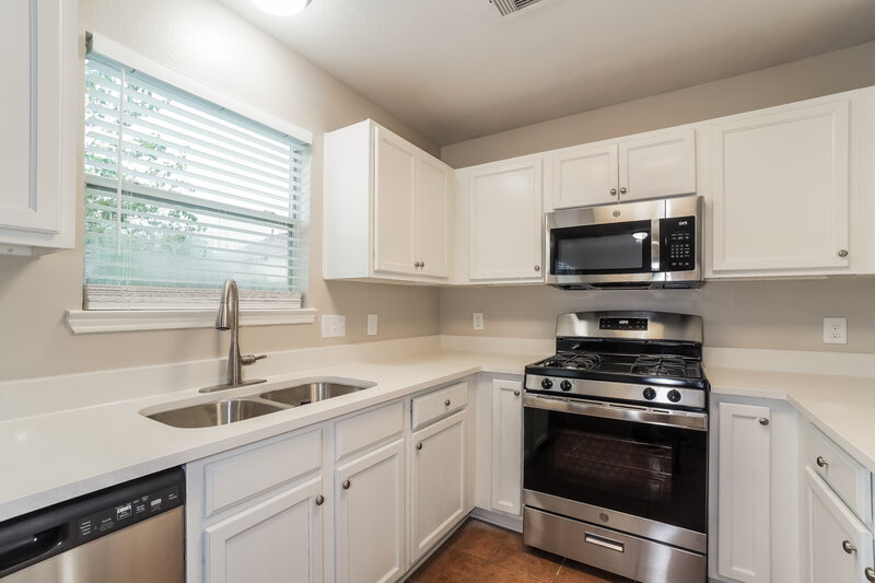 1,945/Mo, 4430 Amaryllis Ave Baytown, TX 77521 Kitchen View 2