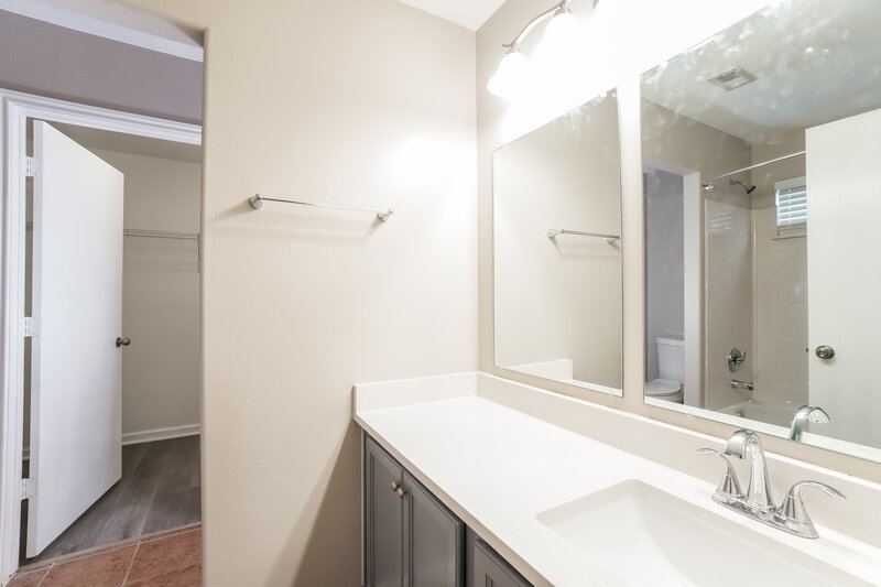 1,945/Mo, 4430 Amaryllis Ave Baytown, TX 77521 Main Bathroom View