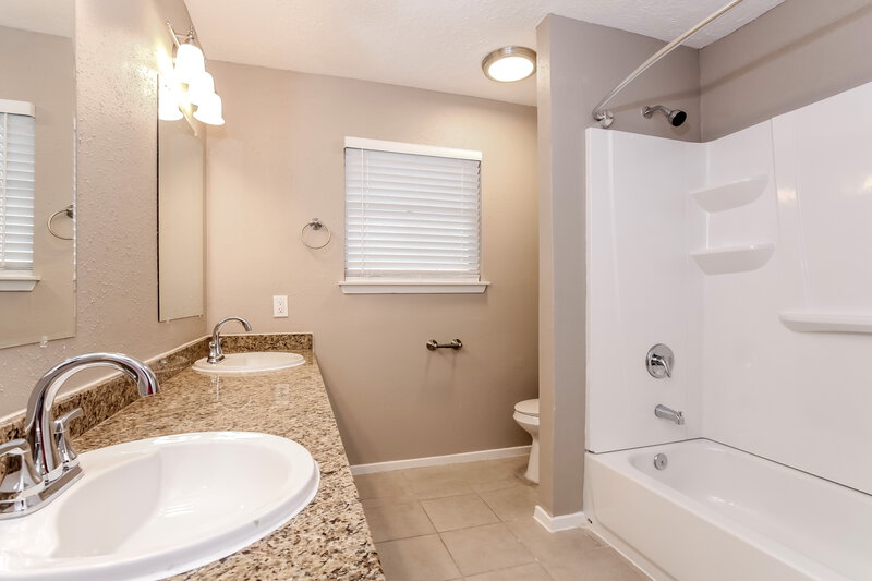 1,980/Mo, 8410 Lone Quail Dr Missouri City, TX 77489 Main Bathroom View