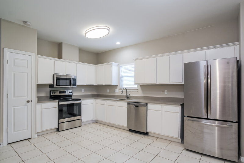 1,700/Mo, 21311 Sweet Grass Ln Tomball, TX 77375 Kitchen View 2
