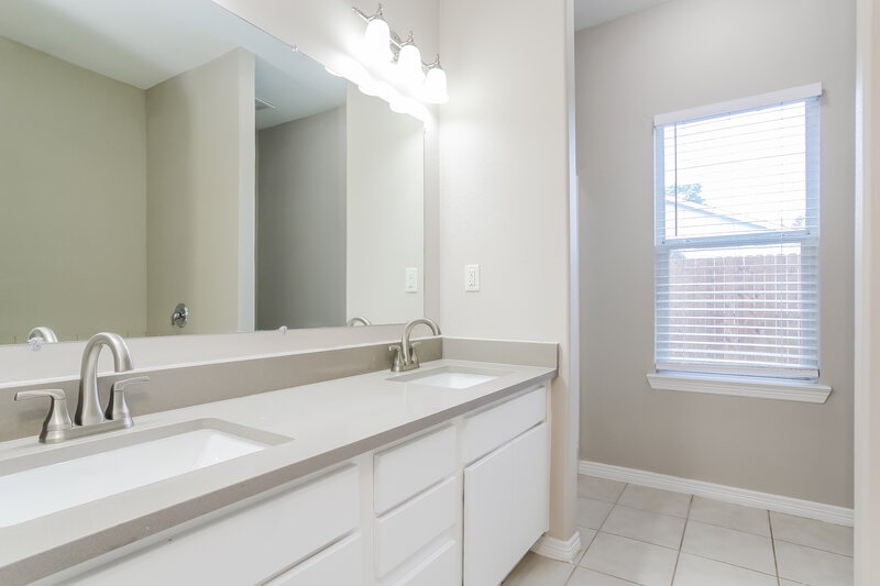 1,700/Mo, 21311 Sweet Grass Ln Tomball, TX 77375 Main Bathroom View