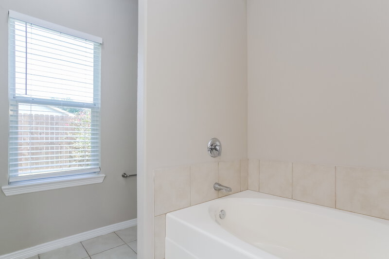 1,700/Mo, 21311 Sweet Grass Ln Tomball, TX 77375 Bathroom View