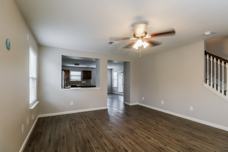 2,060/Mo, 4027 Carmel Ridge Way Pasadena, TX 77503 Living Room View 2