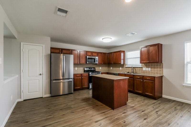 2,060/Mo, 4027 Carmel Ridge Way Pasadena, TX 77503 Kitchen View 2