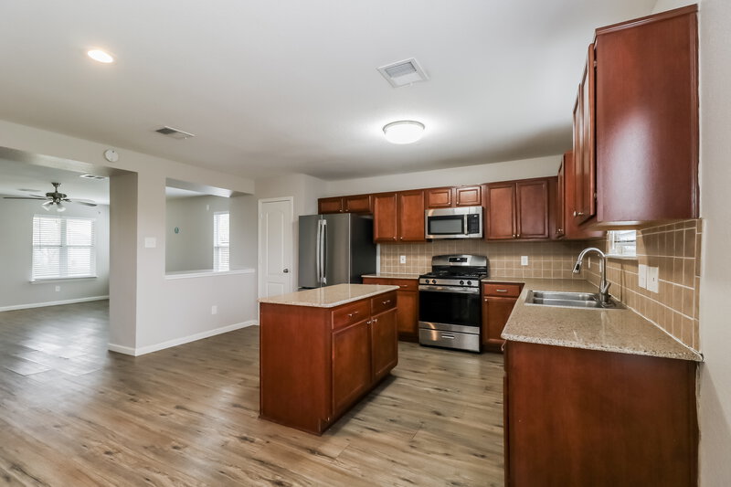2,060/Mo, 4027 Carmel Ridge Way Pasadena, TX 77503 Kitchen View 3