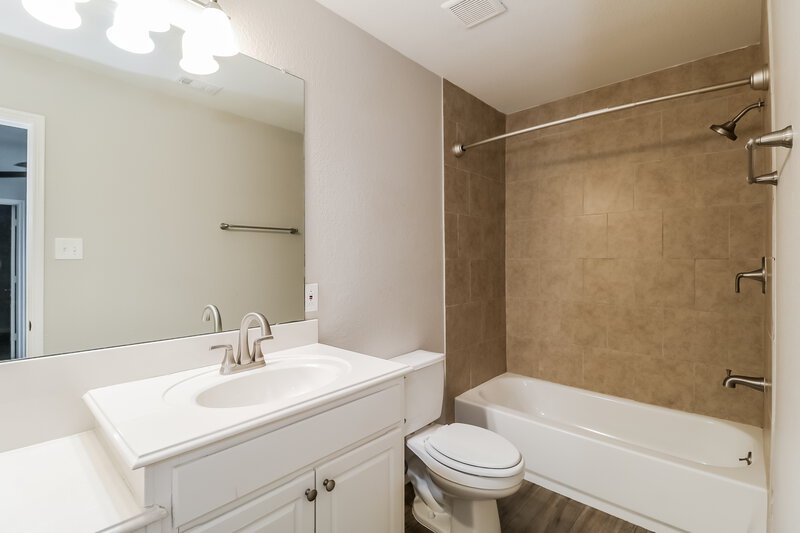 2,060/Mo, 4027 Carmel Ridge Way Pasadena, TX 77503 Main Bathroom View