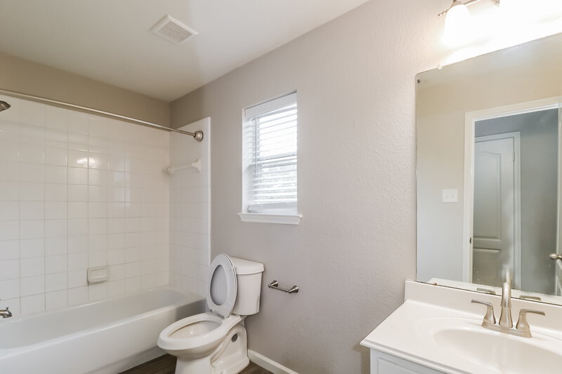 2,060/Mo, 4027 Carmel Ridge Way Pasadena, TX 77503 Bathroom View