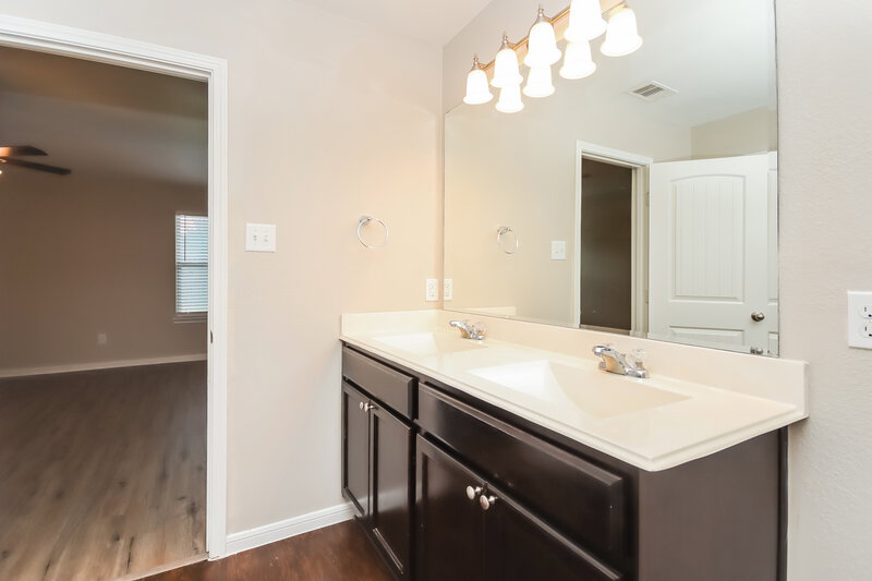 2,500/Mo, 14002 Brunswick Pl Dr Houston, TX 77047 Main Bathroom View