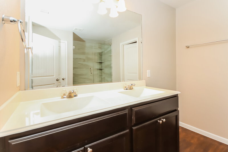 2,500/Mo, 14002 Brunswick Pl Dr Houston, TX 77047 Main Bathroom View 2