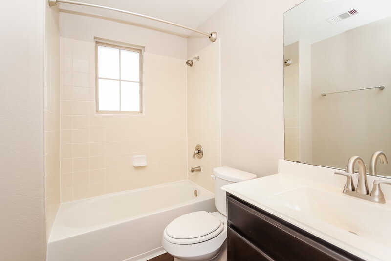 2,500/Mo, 14002 Brunswick Pl Dr Houston, TX 77047 Bathroom View
