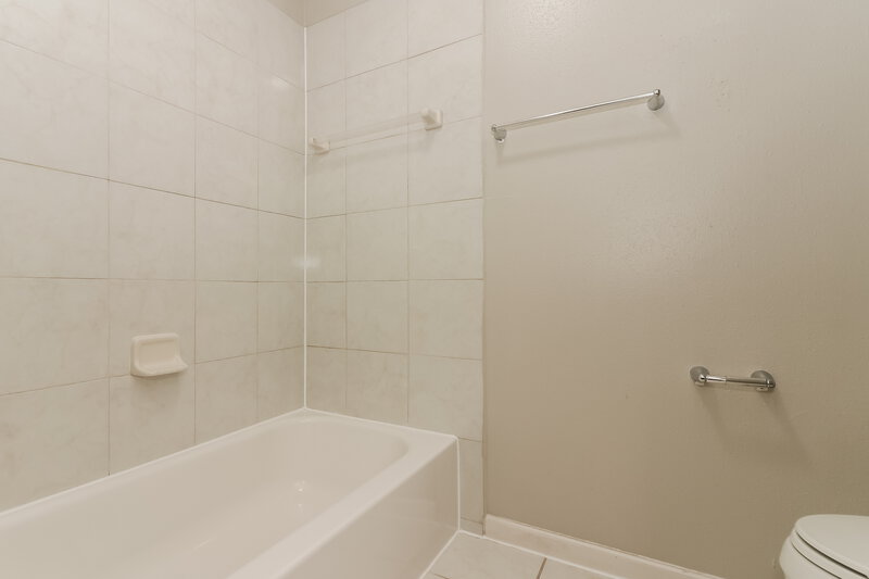 1,740/Mo, 4718 Roserock Ln Spring, TX 77388 Main Bathroom View 2