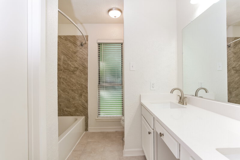 2,305/Mo, 2411 Webster Ranch Rd Friendswood, TX 77546 Main Bathroom View