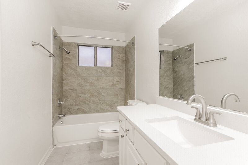 2,305/Mo, 2411 Webster Ranch Rd Friendswood, TX 77546 Bathroom View