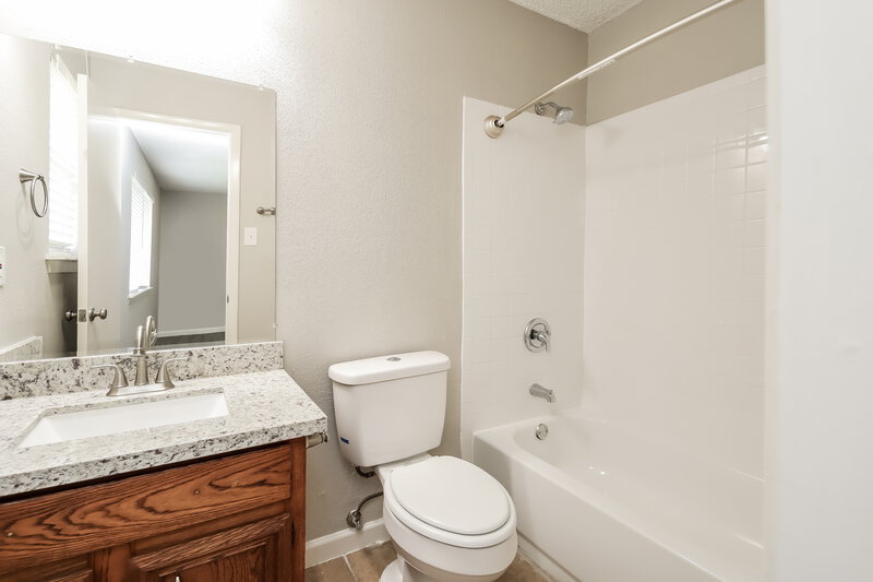 1,770/Mo, 7223 La Entrada Dr Houston, TX 77083 Main Bathroom View