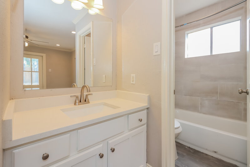 1,900/Mo, 20907 Fernhollow Ln Spring, TX 77388 Main Bathroom View
