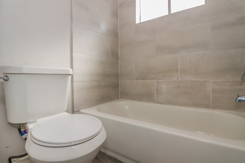 1,900/Mo, 20907 Fernhollow Ln Spring, TX 77388 Main Bathroom View 2