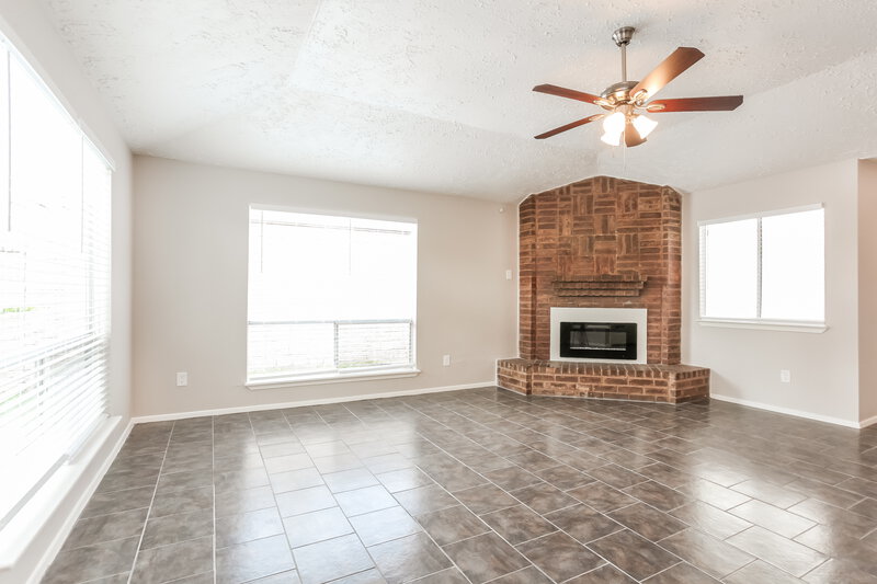 1,815/Mo, 3915 Vineyard Dr Houston, TX 77082 Living Room View 2