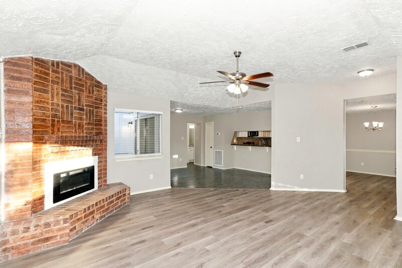 1,885/Mo, 3915 Vineyard Dr Houston, TX 77082 Living Room View 2