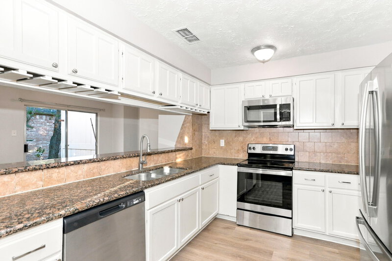 1,885/Mo, 3915 Vineyard Dr Houston, TX 77082 Kitchen View 2