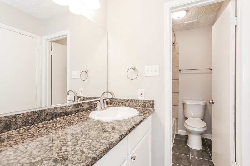 1,815/Mo, 3915 Vineyard Dr Houston, TX 77082 Main Bathroom View