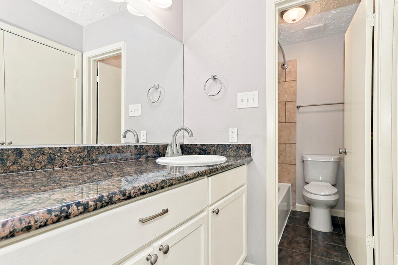 1,885/Mo, 3915 Vineyard Dr Houston, TX 77082 Primary Bathroom View