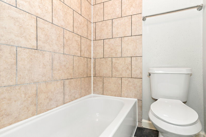 1,885/Mo, 3915 Vineyard Dr Houston, TX 77082 Primary Bathroom View 2