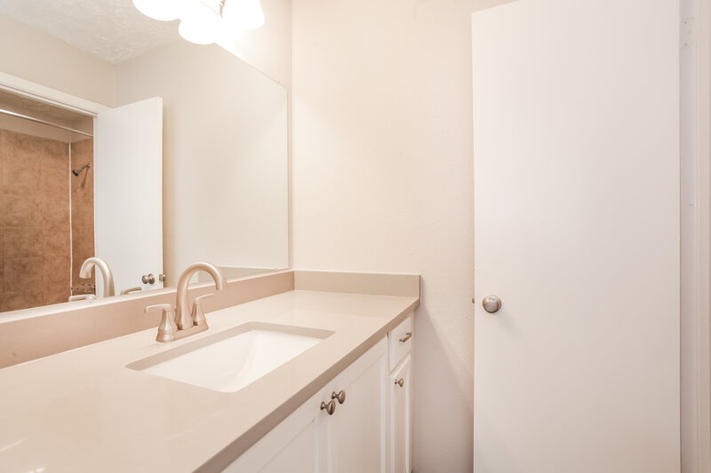 1,815/Mo, 3915 Vineyard Dr Houston, TX 77082 Bathroom View