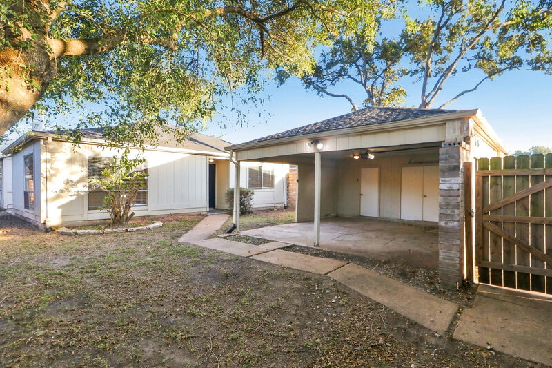 1,885/Mo, 3915 Vineyard Dr Houston, TX 77082 Garage View