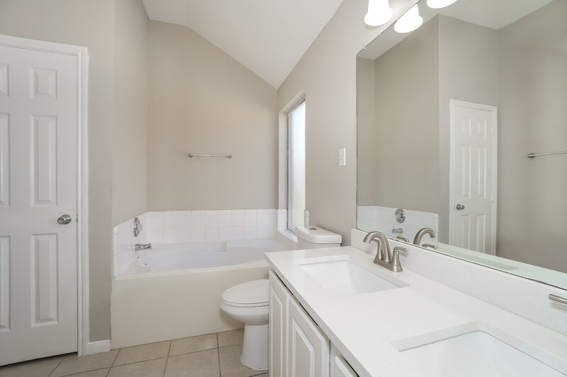 1,910/Mo, 6726 Glenhope Dr Katy, TX 77449 Main Bathroom View