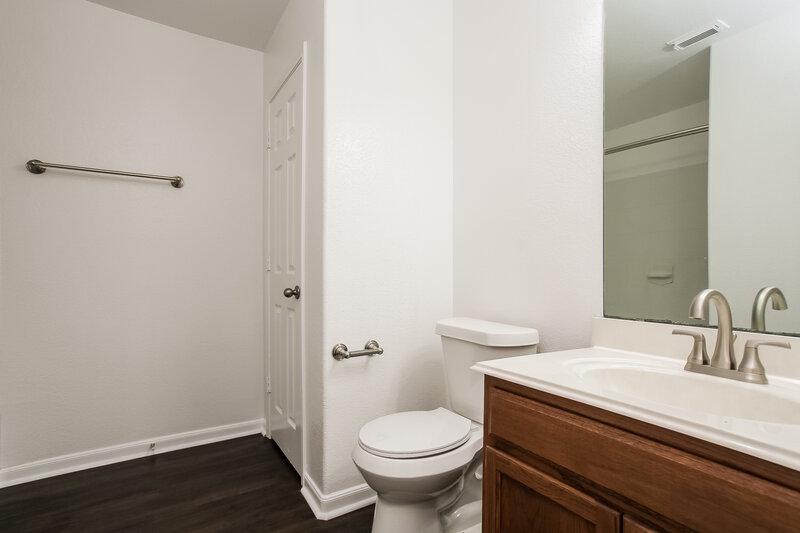 1,800/Mo, 6606 Winter Mountain Ln Spring, TX 77379 Main Bathroom View