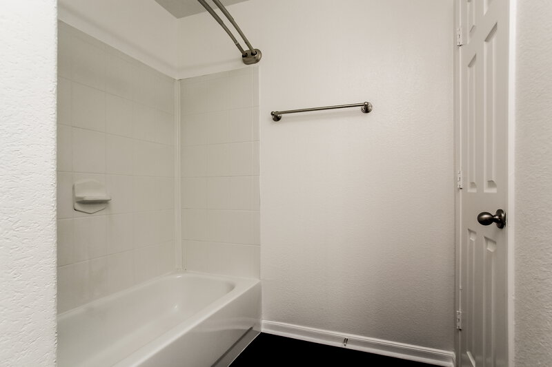 1,800/Mo, 6606 Winter Mountain Ln Spring, TX 77379 Main Bathroom View 2