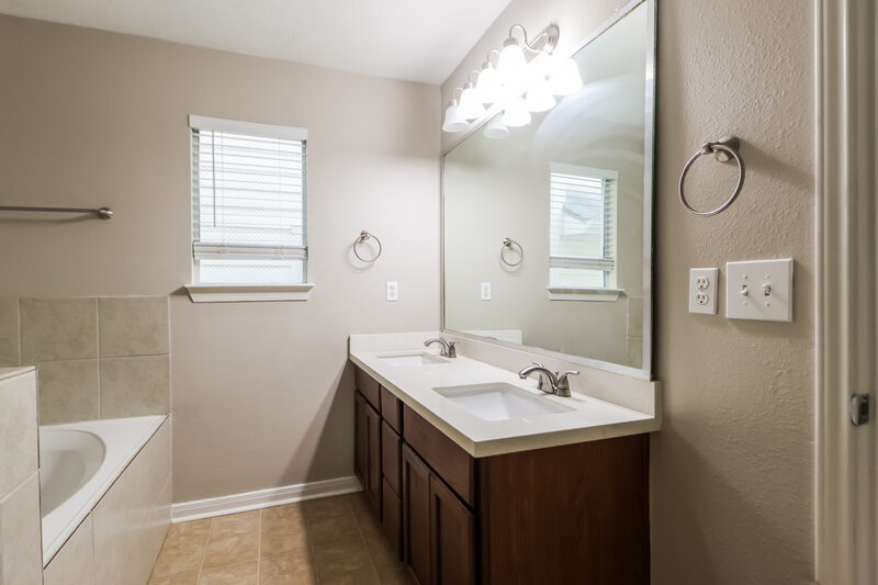 1,650/Mo, 5049 Rifle Rd Conroe, TX 77303 Main Bathroom View