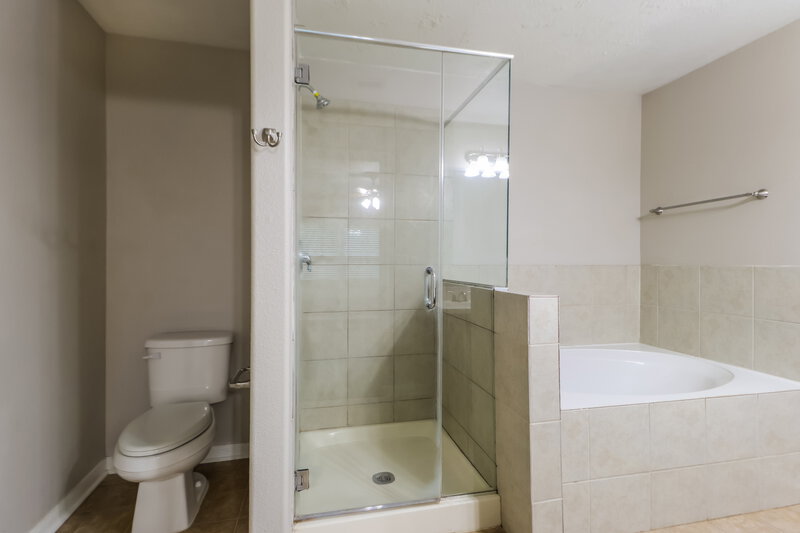 1,650/Mo, 5049 Rifle Rd Conroe, TX 77303 Main Bathroom View 2