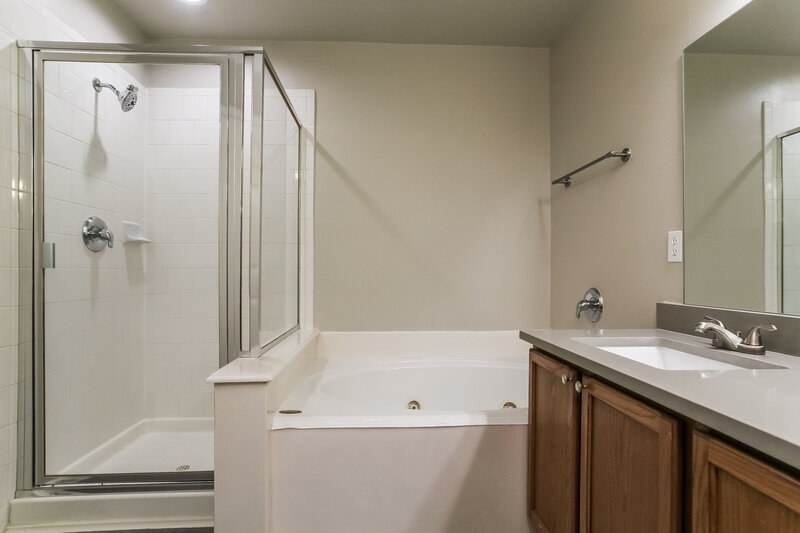 2,105/Mo, 18315 Atasca Woods Trace Humble, TX 77346 Main Bathroom View 2