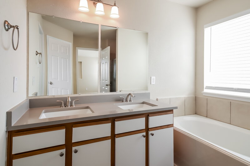 3,060/Mo, 5102 Lamppost Hill Ct Katy, TX 77449 Main Bathroom View 2
