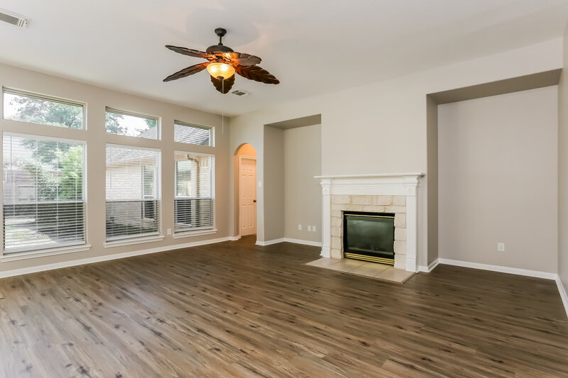 2,410/Mo, 13207 Castlecombe Dr Houston, TX 77044 Living Room View 2