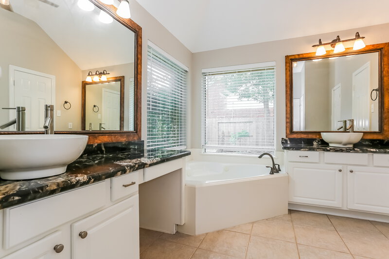 2,410/Mo, 13207 Castlecombe Dr Houston, TX 77044 Main Bathroom View