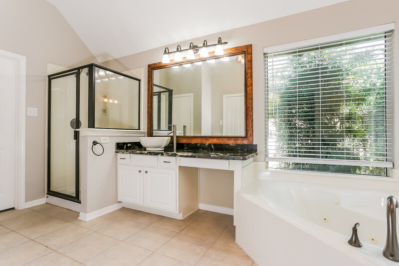 2,410/Mo, 13207 Castlecombe Dr Houston, TX 77044 Bathroom View