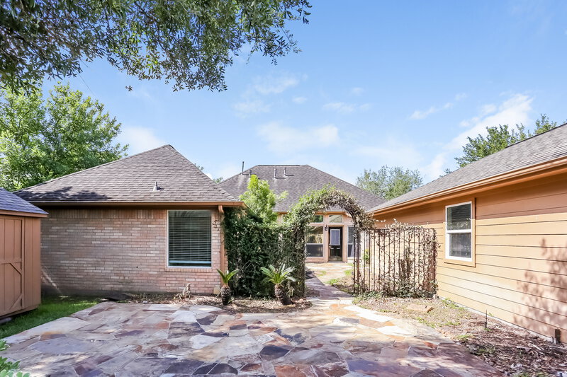 2,410/Mo, 13207 Castlecombe Dr Houston, TX 77044 Rear View