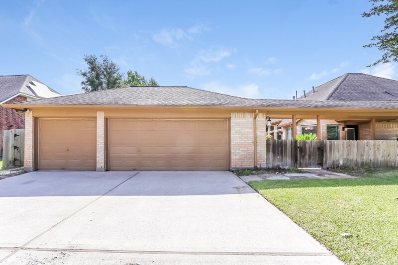 2,410/Mo, 13207 Castlecombe Dr Houston, TX 77044 Side View