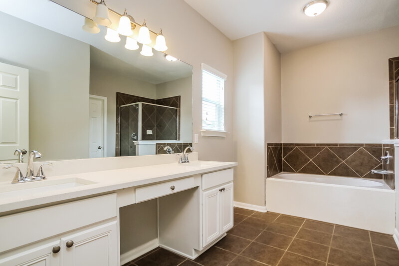 2,595/Mo, 1015 High Lane Court Conroe, TX 77301 Main Bathroom View