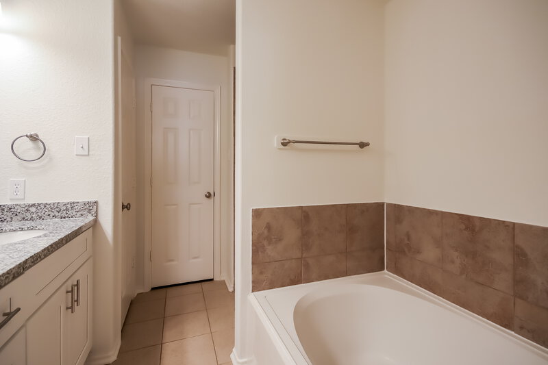 1,935/Mo, 456 Mystic Glen Loop Humble, TX 77339 Main Bathroom View