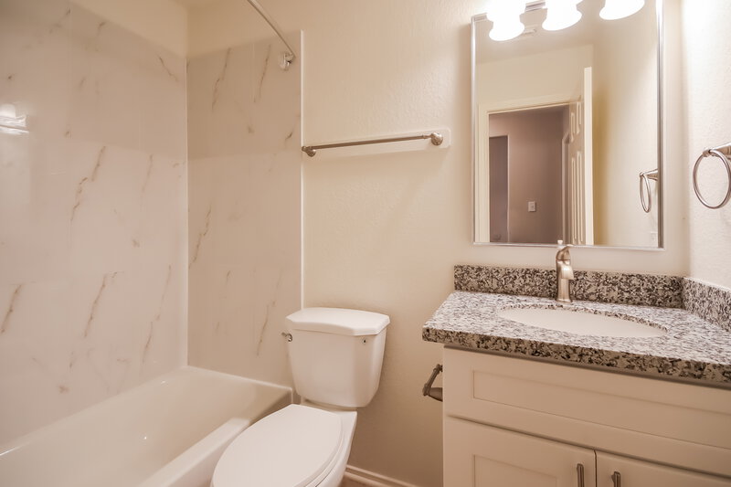 1,935/Mo, 456 Mystic Glen Loop Humble, TX 77339 Bathroom View 2