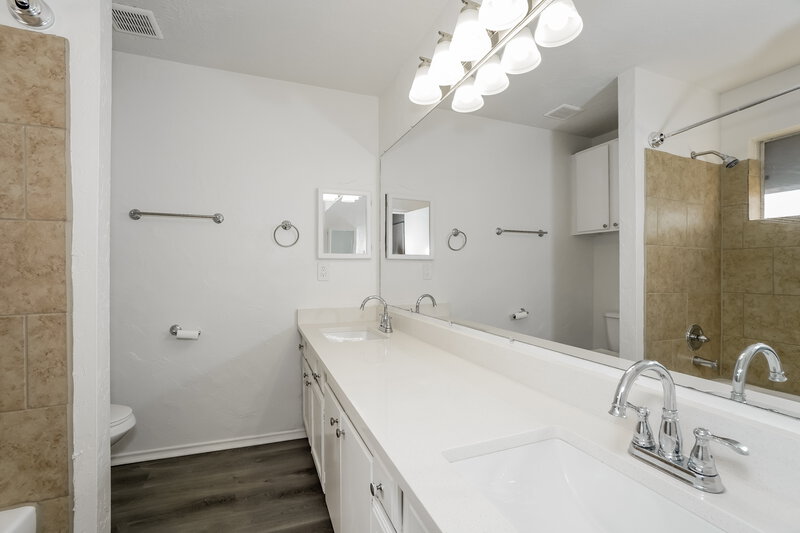 2,500/Mo, 3234 Sedgeborough Cir Katy, TX 77449 Main Bathroom View