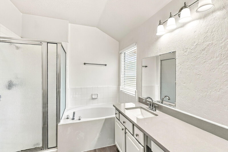 2,305/Mo, 410 Cedar Lake Dr League City, TX 77573 Primary Bathroom View