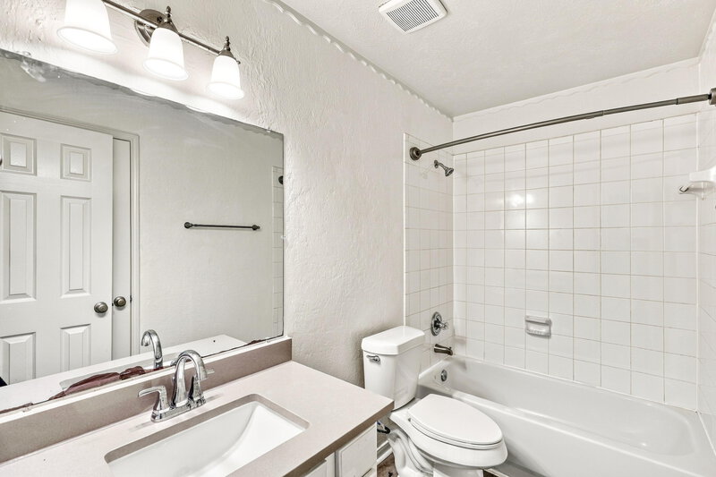 2,305/Mo, 410 Cedar Lake Dr League City, TX 77573 Bathroom View