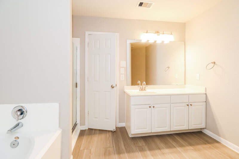 2,190/Mo, 16770 N Gull Dr Conroe, TX 77385 Main Bathroom View 2